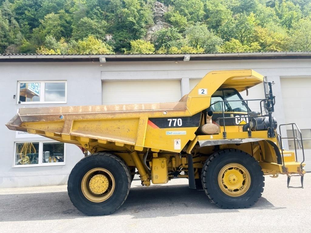 CAT 770 Шарнирно-сочленённые самосвалы