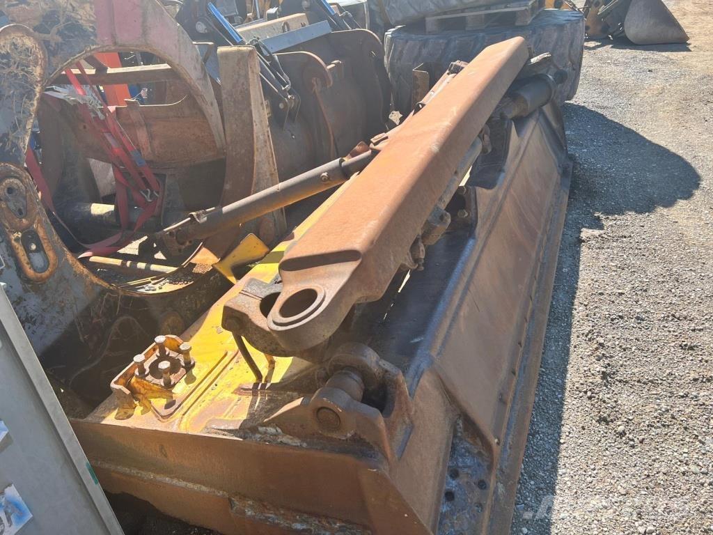 Komatsu D 65 EX-15 Гусеничные бульдозеры