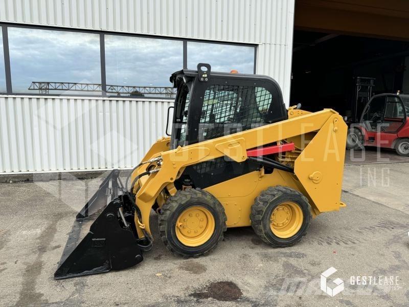 CAT 236D Малые погрузчики