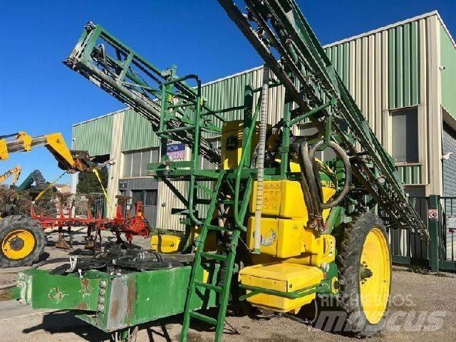 John Deere 824 SE Прицепные опрыскиватели