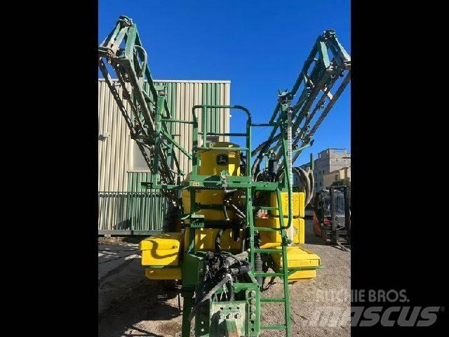 John Deere 824 SE Прицепные опрыскиватели