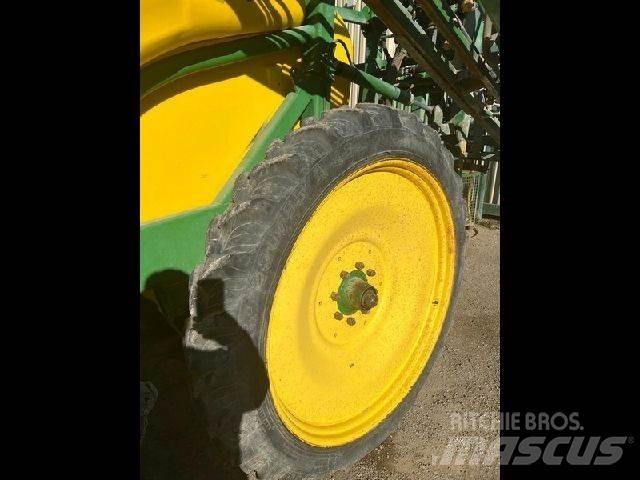 John Deere 824 SE Прицепные опрыскиватели