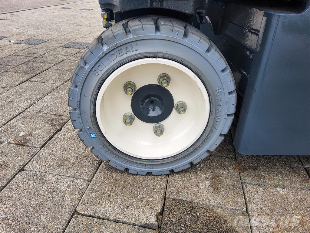 Combilift CBE 3000 4-x ходовые ричтраки