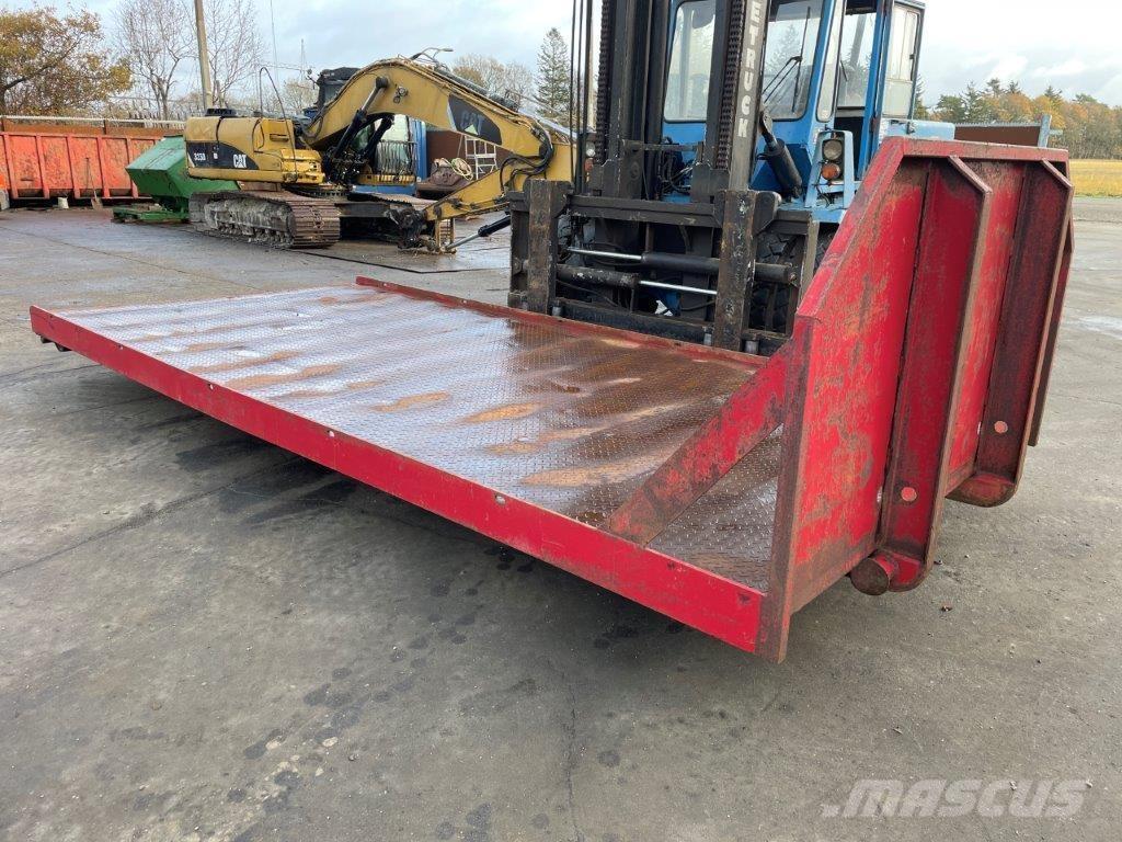  Maskintrailer med wirehejs Низкорамные полуприцепы