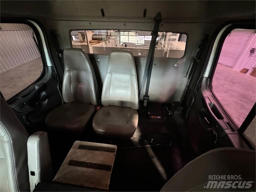 Freightliner 108SD Комбинированные дорожные машины