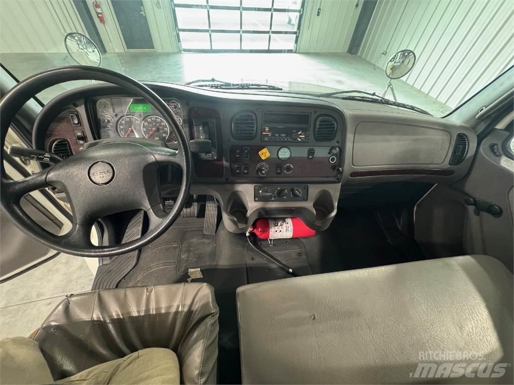 Freightliner M2 Грузовики-Фургоны