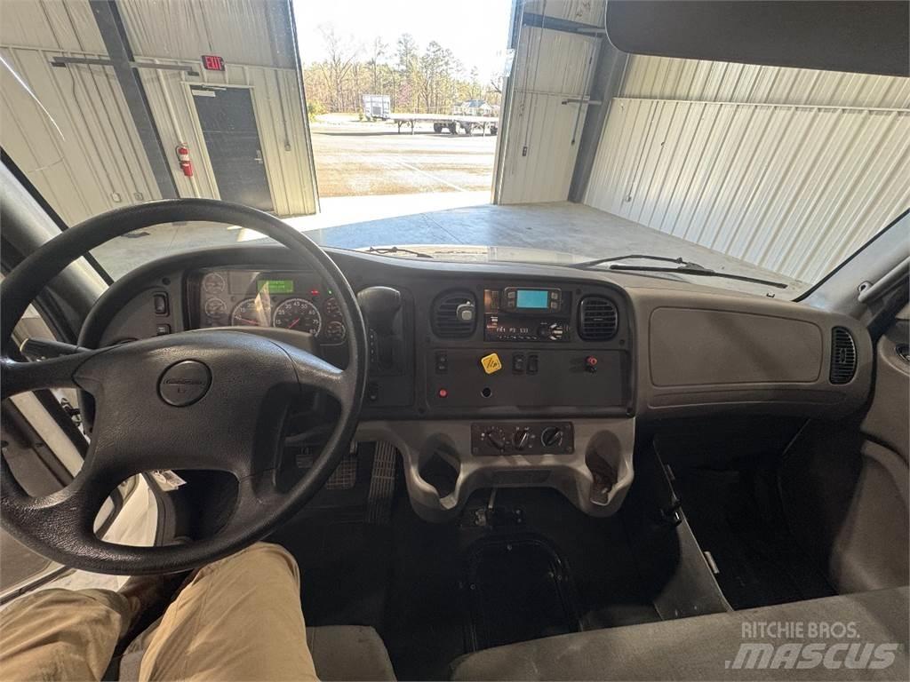 Freightliner M2 Грузовики-Фургоны