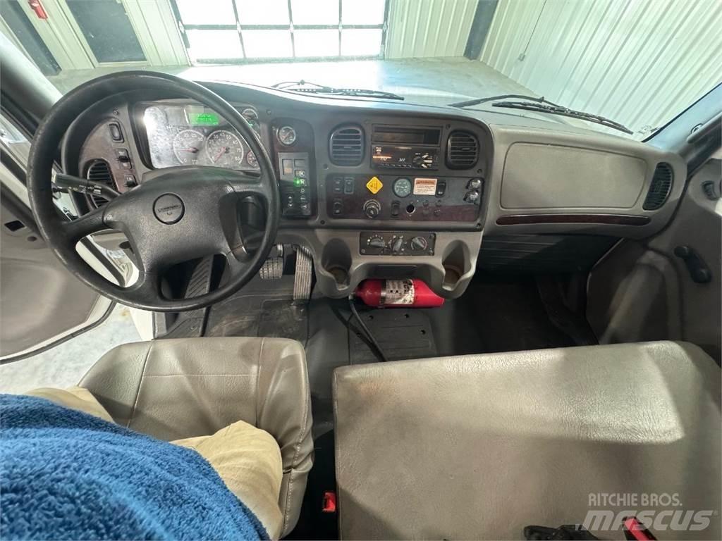Freightliner M2 106 Грузовики-Фургоны