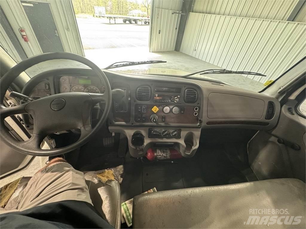 Freightliner M2 106 Грузовики-платформы/боковая разгрузка