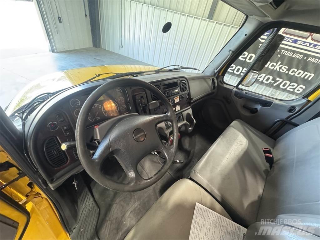 Freightliner M2 106 Грузовики-Фургоны