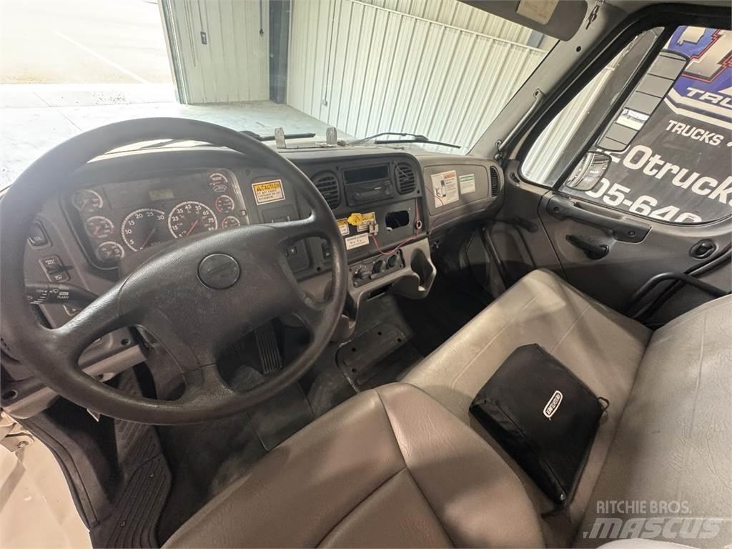 Freightliner M2 106 Шасси с кабиной