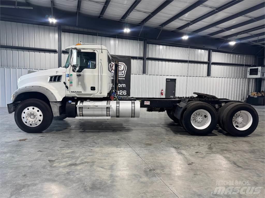 Mack GU713 Седельные тягачи