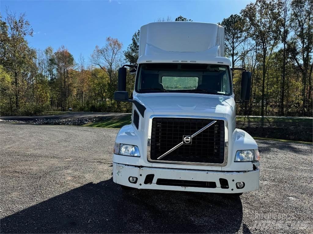 Volvo VNM64T200 Седельные тягачи