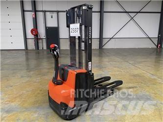 Toyota BT SWE100 Самоходные электроштабелёры