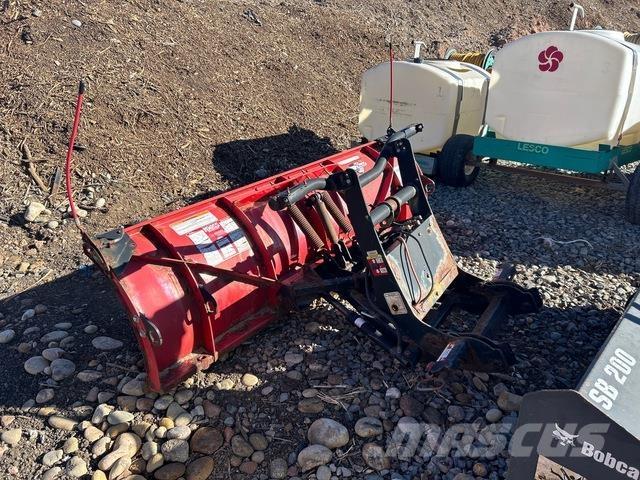 Boss  Снежные отвалы и плуги