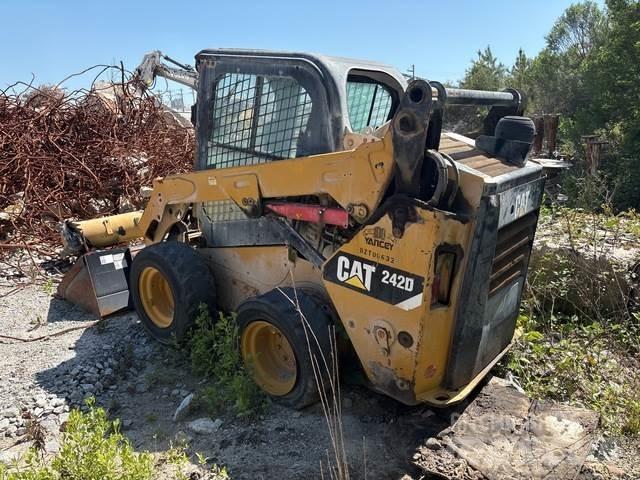 CAT 242D Мини-погрузчики