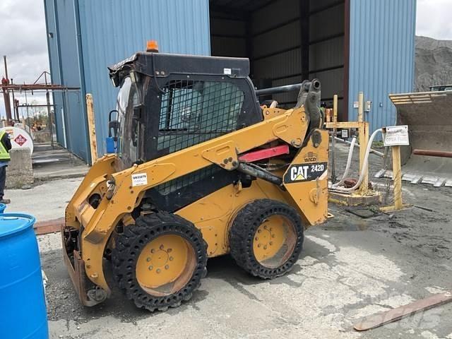 CAT 242D Мини-погрузчики