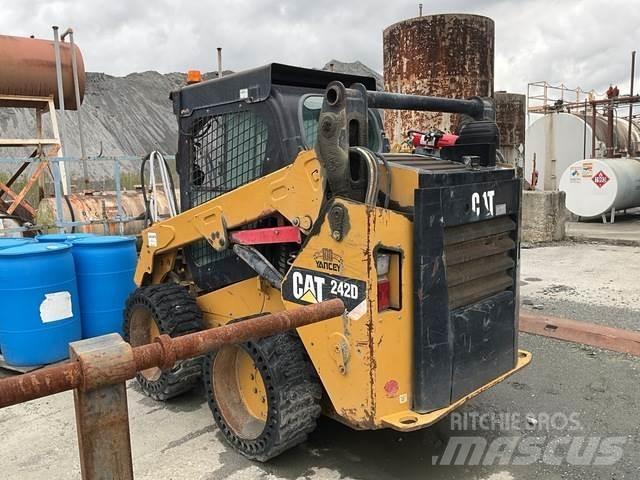 CAT 242D Мини-погрузчики