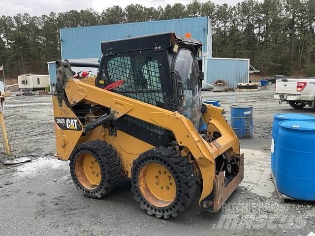 CAT 242D Мини-погрузчики