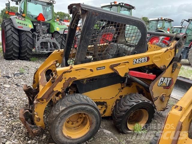 CAT 242D3 Мини-погрузчики