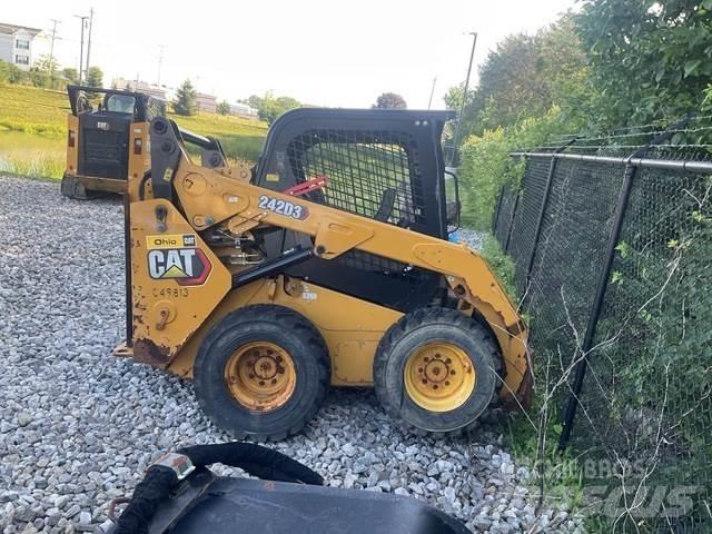 CAT 242D3 Мини-погрузчики
