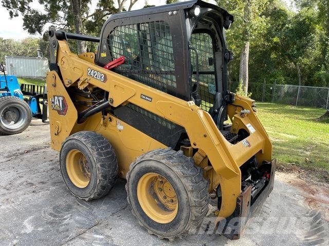 CAT 242D3 Мини-погрузчики