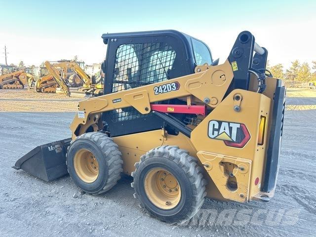 CAT 242D3 Мини-погрузчики