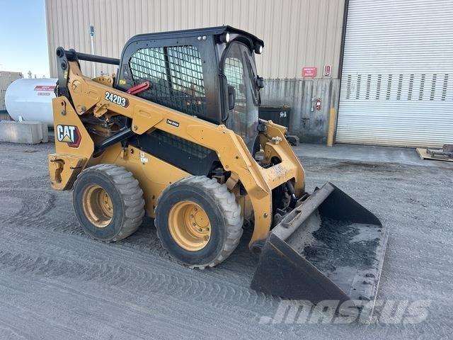 CAT 242D3 Мини-погрузчики