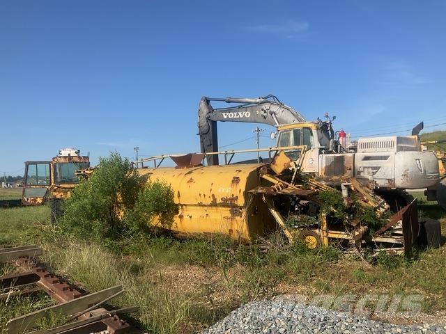CAT 613C Поливочные машины