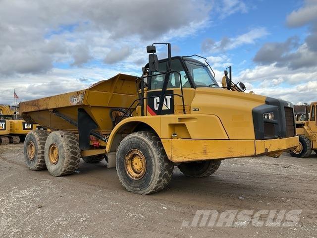 CAT 735B Шарнирно-сочленённые самосвалы