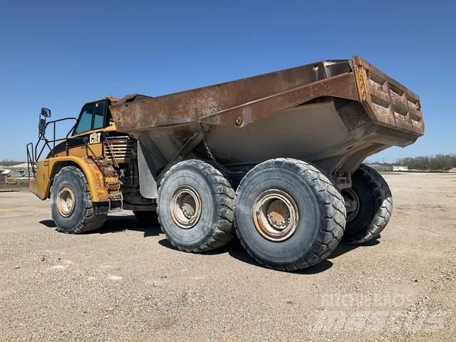 CAT 740 Шарнирно-сочленённые самосвалы