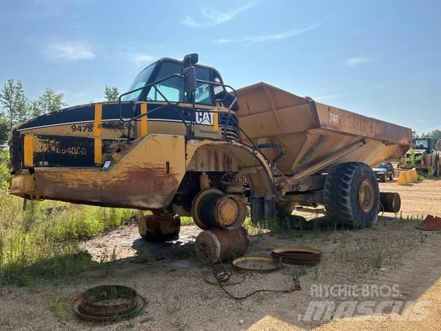 CAT 740 Шарнирно-сочленённые самосвалы