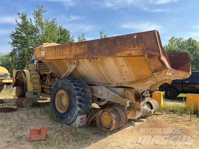 CAT 740 Шарнирно-сочленённые самосвалы