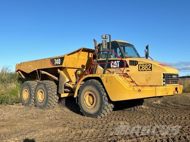 CAT 740 Шарнирно-сочленённые самосвалы