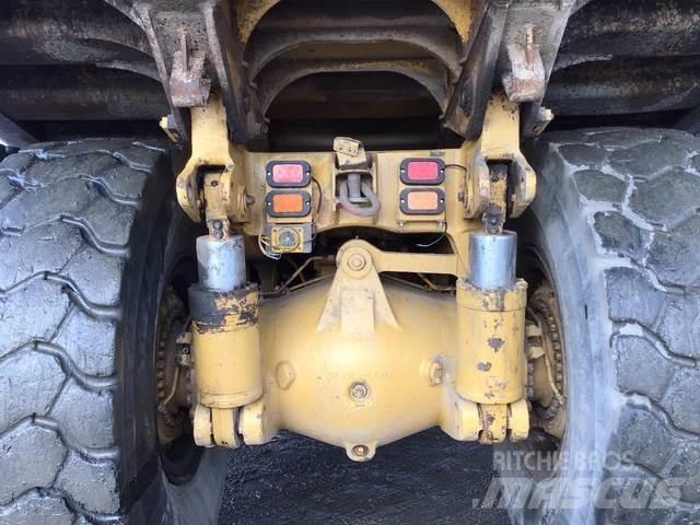 CAT 775B Шарнирно-сочленённые самосвалы