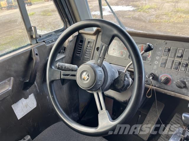 CAT 775D Шарнирно-сочленённые самосвалы