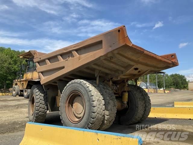 CAT 777D Шарнирно-сочленённые самосвалы