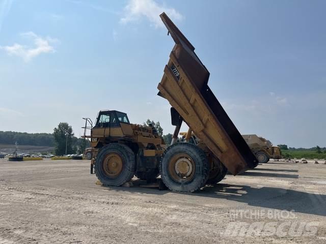 CAT 777D Шарнирно-сочленённые самосвалы