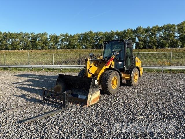 CAT 906 Фронтальные погрузчики