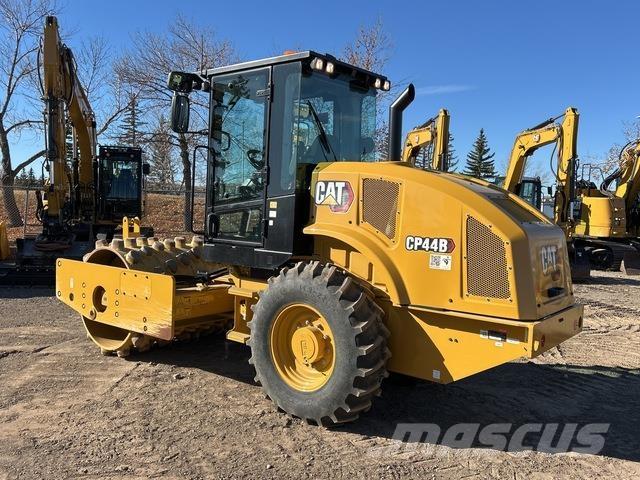 CAT CP44B Грунтовые катки