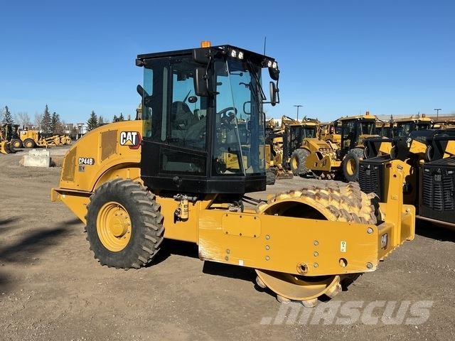 CAT CP44B Грунтовые катки