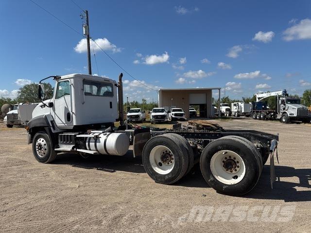 CAT CT660S Седельные тягачи