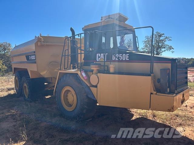 CAT D250E Поливочные машины