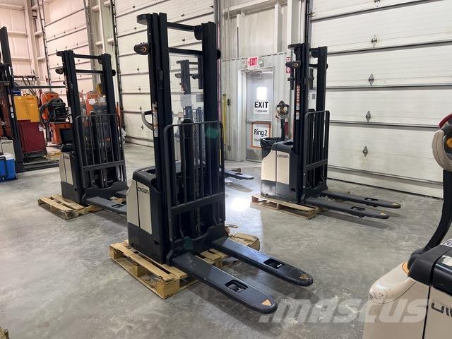 Crown ES 4000 Самоходные электроштабелёры