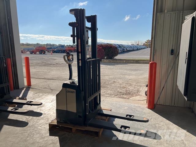 Crown ES 4000 Самоходные электроштабелёры