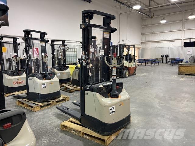 Crown ES 4000 Самоходные электроштабелёры