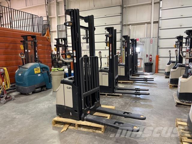 Crown ES 4000 Самоходные электроштабелёры