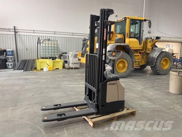 Crown ES 4000 Самоходные электроштабелёры