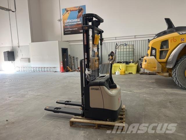 Crown ES 4000 Самоходные электроштабелёры