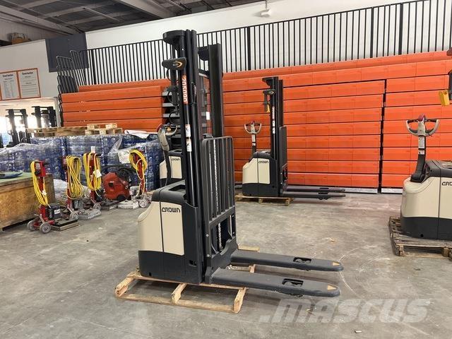 Crown ES 4000 Самоходные электроштабелёры